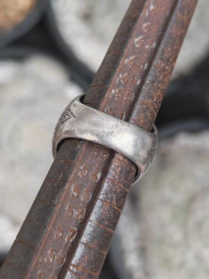 แหวนเงินแท้ หัวฝังมรกตและพลอยขาว งานเก่างานนอก สวบหายากมาก ราคาแบ่งปันครับ รูปที่ 12