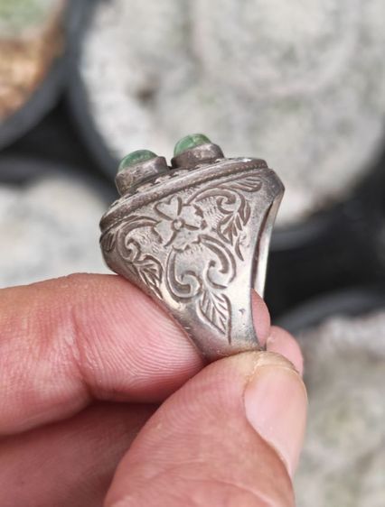 แหวนเงินแท้ หัวฝังมรกตและพลอยขาว งานเก่างานนอก สวบหายากมาก ราคาแบ่งปันครับ รูปที่ 5