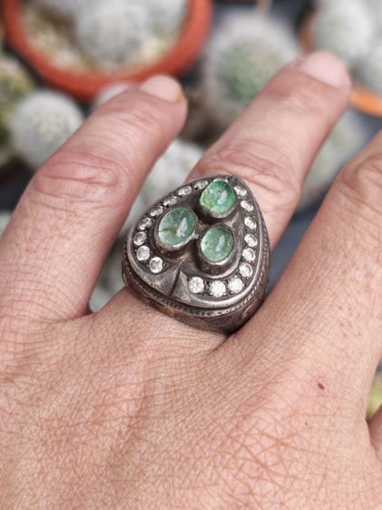 แหวนเงินแท้ หัวฝังมรกตและพลอยขาว งานเก่างานนอก สวบหายากมาก ราคาแบ่งปันครับ รูปที่ 11