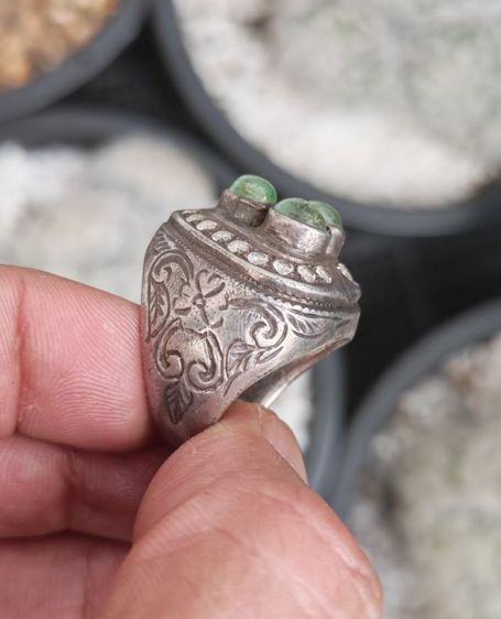 แหวนเงินแท้ หัวฝังมรกตและพลอยขาว งานเก่างานนอก สวบหายากมาก ราคาแบ่งปันครับ รูปที่ 6