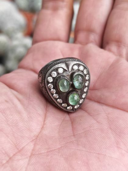 แหวนเงินแท้ หัวฝังมรกตและพลอยขาว งานเก่างานนอก สวบหายากมาก ราคาแบ่งปันครับ