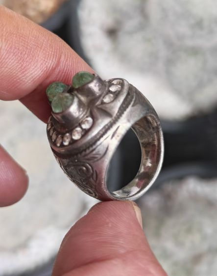 แหวนเงินแท้ หัวฝังมรกตและพลอยขาว งานเก่างานนอก สวบหายากมาก ราคาแบ่งปันครับ รูปที่ 7