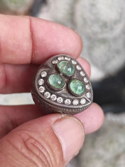 แหวนเงินแท้ หัวฝังมรกตและพลอยขาว งานเก่างานนอก สวบหายากมาก ราคาแบ่งปันครับ รูปที่ 3