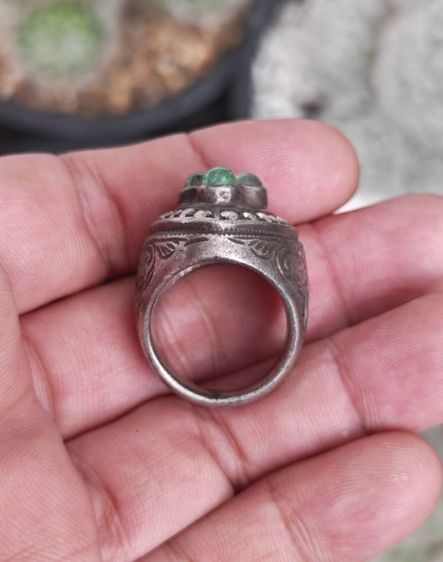 แหวนเงินแท้ หัวฝังมรกตและพลอยขาว งานเก่างานนอก สวบหายากมาก ราคาแบ่งปันครับ รูปที่ 9