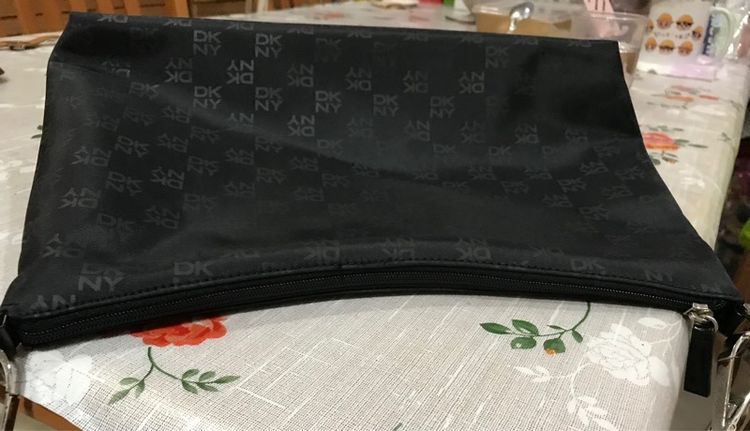 ลดราคา DKNY แท้ กระเป๋าถือ คล้องไหล่ได้ สภาพดีมาก รูปที่ 18