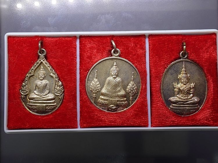 เหรียญพระแก้วมรกต หลังรัชกาลที่ 1 ชุด 3 ฤดู พิมพ์ใหญ่ เนื้อเงิน ฉลองกรุงรัตนโกสินทร์ 200 ปี วัดพระเชตุพน พ.ศ.2525 พร้อมกล่องเดิม รูปที่ 2