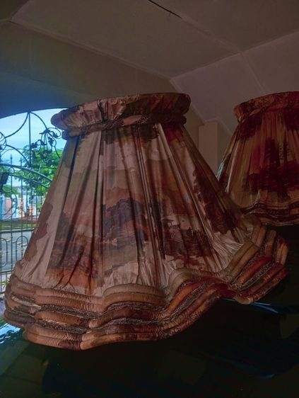 ฝรั่งเศส..โป๊ะผ้าโคมไฟจีบสบัดเก่าโบราณจากฝรั่งเศสขนาดใหญ่สภาพเยี่ยม รูปที่ 12