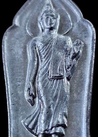 พระพุทธ 25 ศตวรรษ พิมพ์สังฆาฏิจุด เนื้อชินตะกั่ว ปี2500 สภาพสวยกล่องเดิมออกวัด รูปที่ 8