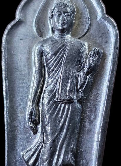 พระพุทธ 25 ศตวรรษ พิมพ์สังฆาฏิจุด เนื้อชินตะกั่ว ปี2500 สภาพสวยกล่องเดิมออกวัด รูปที่ 6