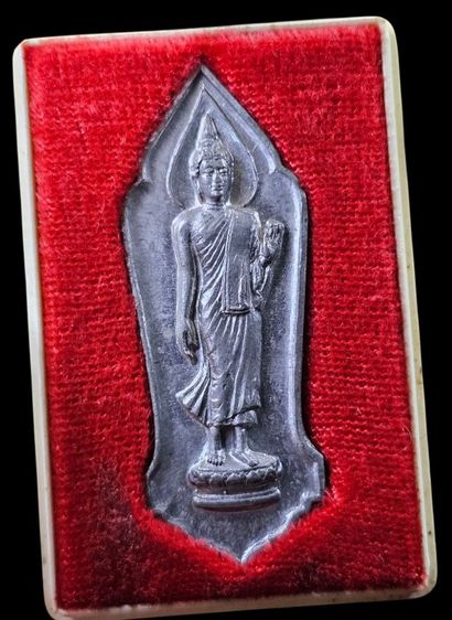 พระพุทธ 25 ศตวรรษ พิมพ์สังฆาฏิจุด เนื้อชินตะกั่ว ปี2500 สภาพสวยกล่องเดิมออกวัด รูปที่ 2