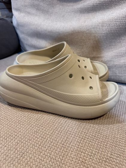 ส่งต่อรองเท้า Crocs Classic Crush Clog รูปที่ 3
