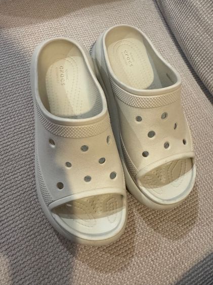 ส่งต่อรองเท้า Crocs Classic Crush Clog รูปที่ 2