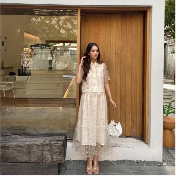 ชุดเสื้อกระโปรงยาว ลายลูกไม้ปักทั้งชุด
