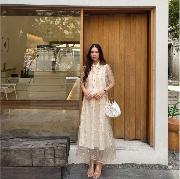 ชุดเสื้อกระโปรงยาว ลายลูกไม้ปักทั้งชุด รูปที่ 3