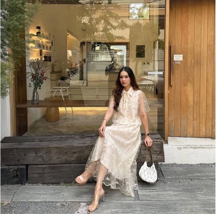 ชุดเสื้อกระโปรงยาว ลายลูกไม้ปักทั้งชุด รูปที่ 5