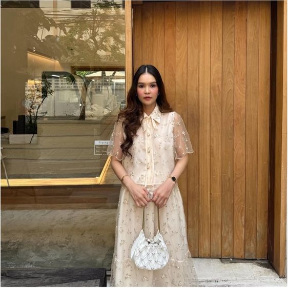 ชุดเสื้อกระโปรงยาว ลายลูกไม้ปักทั้งชุด รูปที่ 4