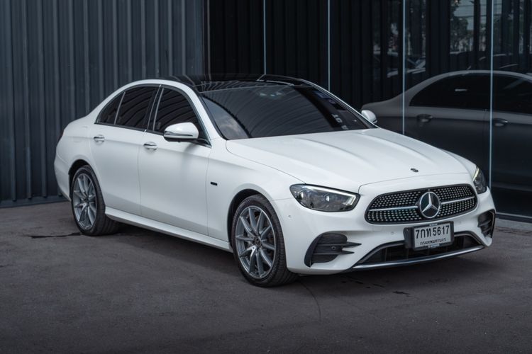 Mercedes-Benz E-Class 2021 E300 Sedan ปลั๊กอินไฮบริด (PHEV) ไม่ติดแก๊ส เกียร์อัตโนมัติ ขาว รูปที่ 3