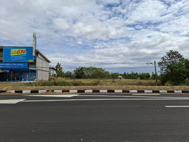ขายที่ดินติดถนนสี่เลน ติดอาคารพาณิชย์ เส้นบุรีรัมย์-นางรอง ตำบลสะแกโพรง สนใจ0808952244 รูปที่ 2