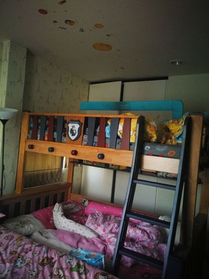 ขายเตียงไม้  2 ชั้น พร้อมฟูก เตียงล่าง 4 ฟุต นอนได้ 2 คน เตียงบน 3 ฟุต รูปที่ 2