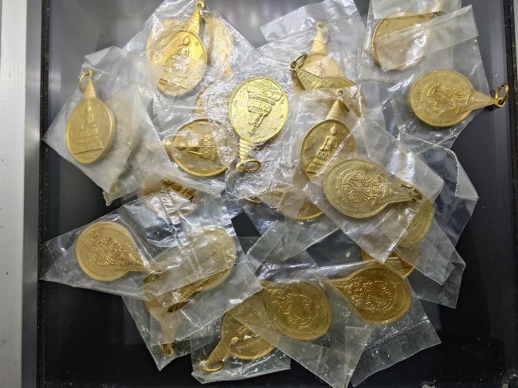 เหรียญพระชัยหลังช้าง หลัง ภปร. ปี2530 เนื้อกะหลั่ยทอง ไม่ผ่านใช้ ซองเดิม รูปที่ 5