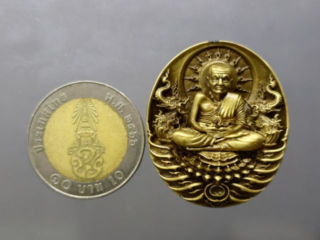 เหรียญหลวงปู่ทวด รุ่น " อภิเมตตา มหาโพธิสัตว์ " พิมพ์ใหญ่ เนื้อทองระฆัง ควบคุมออกแบบโดย อ.เฉลิมชัย พ.ศ.2558 พร้อมกล่องเดิม รูปที่ 8