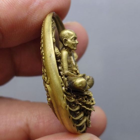 เหรียญหลวงปู่ทวด รุ่น " อภิเมตตา มหาโพธิสัตว์ " พิมพ์ใหญ่ เนื้อทองระฆัง ควบคุมออกแบบโดย อ.เฉลิมชัย พ.ศ.2558 พร้อมกล่องเดิม รูปที่ 7