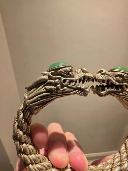 กำไล ข้อมือ สีเงิน สวยเก่าเก็บ รุ่นเก่า หายาก หัวลายมังกรสีเขียว หนาๆ หนักๆ อย่างดี พร้อมส่งครับ รูปที่ 2