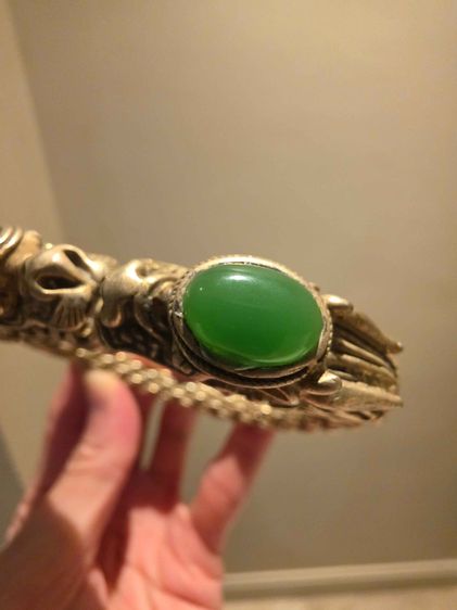 กำไล ข้อมือ สีเงิน สวยเก่าเก็บ รุ่นเก่า หายาก หัวลายมังกรสีเขียว หนาๆ หนักๆ อย่างดี พร้อมส่งครับ รูปที่ 4