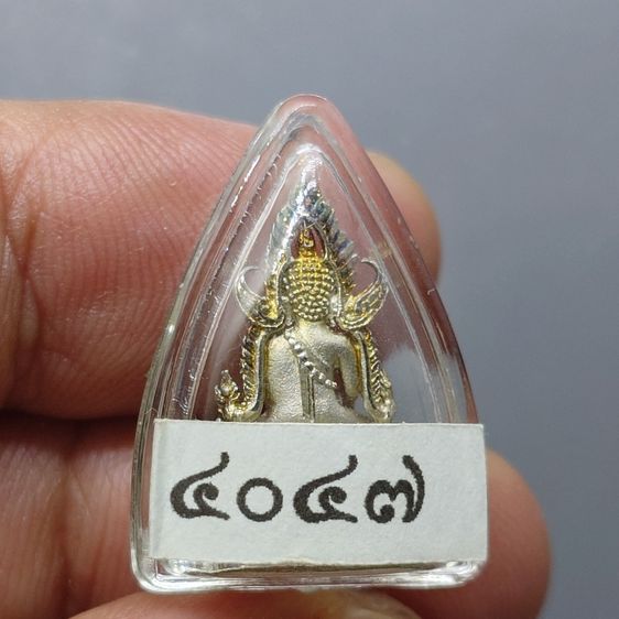 พระพุทธชินราช ภปร เนื้อเงินชุบทองคำขาว พิมพ์เล็ก พุทธชยันตี 2600 ปี ๘๔ พรรษา รัชกาลที่9 ปี2554 พร้อมกล่องเดิม รูปที่ 4