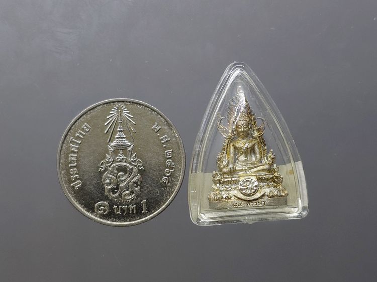พระพุทธชินราช ภปร เนื้อเงินชุบทองคำขาว พิมพ์เล็ก พุทธชยันตี 2600 ปี ๘๔ พรรษา รัชกาลที่9 ปี2554 พร้อมกล่องเดิม รูปที่ 8