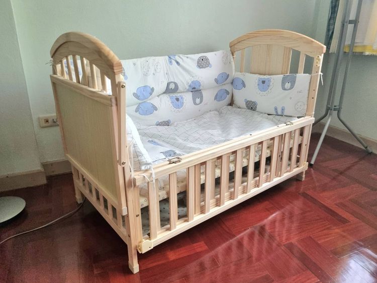 เตียงไม้เด็ก ขยายความยาวได้ เปิดข้างได้ ล็อคล้อได้ เข็นได้ โยกได้ พร้อม เบาะที่นอน รูปที่ 4