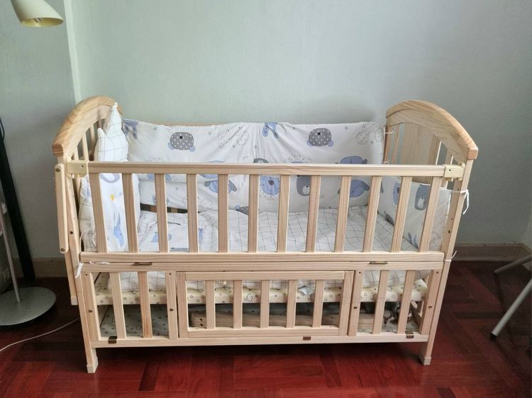 เตียงไม้เด็ก ขยายความยาวได้ เปิดข้างได้ ล็อคล้อได้ เข็นได้ โยกได้ พร้อม เบาะที่นอน รูปที่ 6