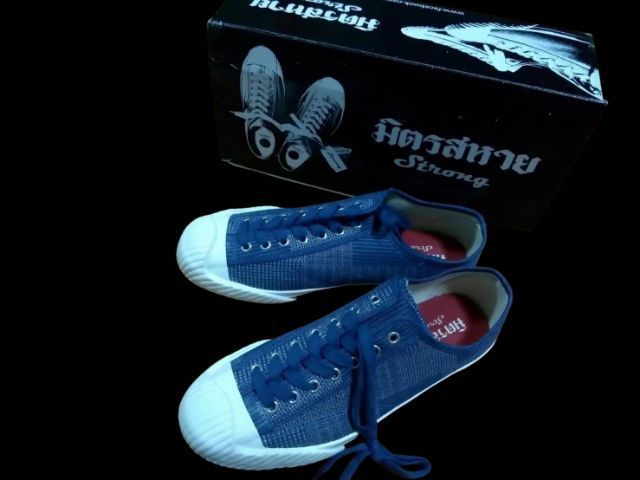👟

รองเท้าผ้าใบวินเทจ มิตรสหาย


