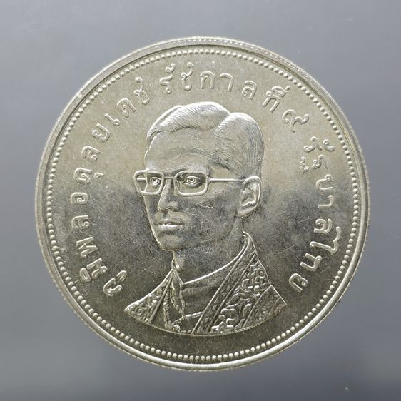 เหรียญเงิน 100 บาท ที่ระลึก การอนุรักษ์ธรรมชาติและสัตว์ป่า ละมั่ง พ.ศ.2517 รูปที่ 2