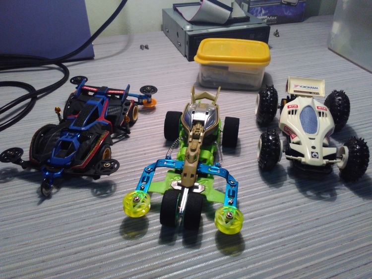 ทามิย่า เก่าเก็บ  คันละ500บาท รวมส่ง  มี4คันตามรูป เหมาหมดคิด1500บาท แถมอะไหล่และกล่องเครื่องมือ  เลิกเล่นละ