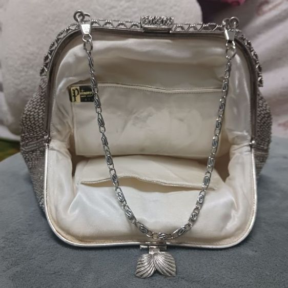 เงิน อื่นๆ อื่นๆ กระเป๋าลูกปัดวินเทจ ยี่ห้อ princes TOKYO 075 ความกว้างเมื่อเปิดกระเป๋า 14 ซ.ม. ความสูง13 ซ.ม. ความยาว17 ซ.ม. ขนาดสายคล้องมือ 30 ซ.ม.