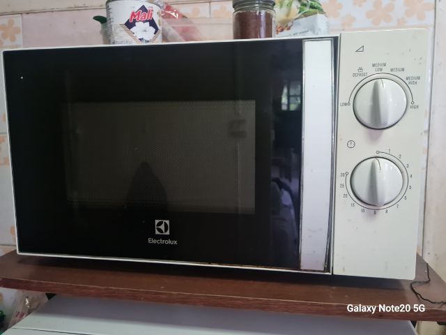 ไมโครเวฟ electrolux รุ่น EMM2023MW (มือสอง)