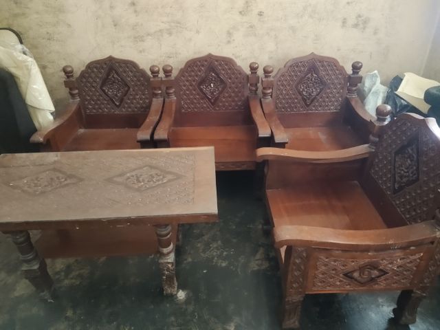 ชุดรับแขกแกะสลักไม้อย่างดี โต๊ะ 1 ที่นั่ง 4