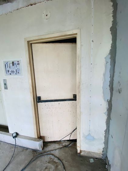 อื่นๆ ขายถูก ประตูหนีไฟ ประตูกันไฟ เหล็กหนามากเป็นของเก่า มือสอง ขนาด 90x200ซม. พร้อมวงกบ 