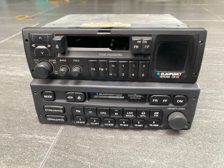 มี 2 เครื่อง วิทยุเทป เครื่องรุ่นเก่า Classic BLAUPUNKT VERONA CR43 และ 635 คลื่นไทย รุ่นสะสม สภาพดี ใช้ได้ปกติ