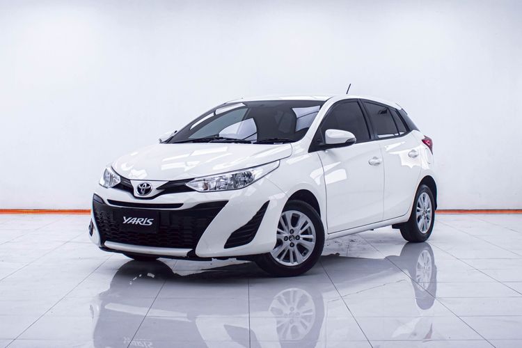 รถ Toyota Yaris 1.2 Entry สี ขาว