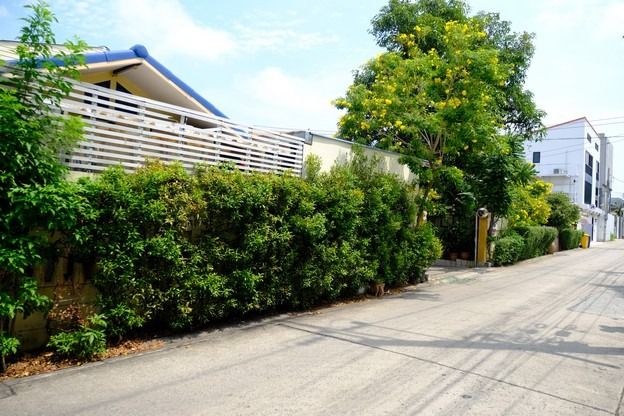 ไม่มี สร้างเสร็จก่อน 2010 ไม่ใช่ ขายที่ดินพร้อมบ้าน2ชั้น 100ตารางวา สังคมสงเคราะห์7 นาคนิวาส ลาดพร้าว71