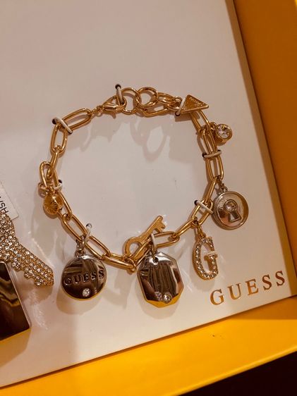 Guess แท้ 💯  เซท สร้อยข้อมือ และ พวงกุญแจ  รูปที่ 4