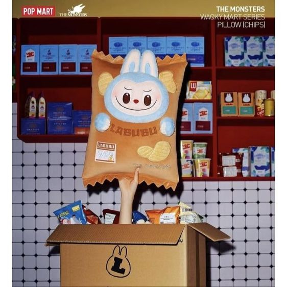 พร้องส่งจากไทย🇹🇭สินค้าShopแท้✨️Pop Mart Labubu The Monsters Wacky Mart Series Chips Pillow ขนาด 56x35cm รูปที่ 3