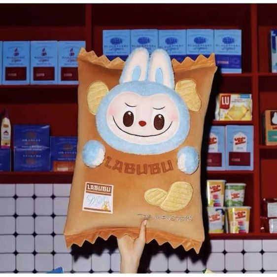 พร้องส่งจากไทย🇹🇭สินค้าShopแท้✨️Pop Mart Labubu The Monsters Wacky Mart Series Chips Pillow ขนาด 56x35cm รูปที่ 2