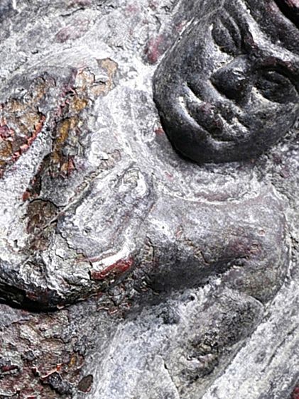 เนื้อชินสนิมแดง ให้เช่าบูชา พระกรุ พระร่วงยืน หลังลายผ้า หน้ายักษ์ กรุวัดพระศรีมหาธาตุ ลพบุรี  รูปที่ 15