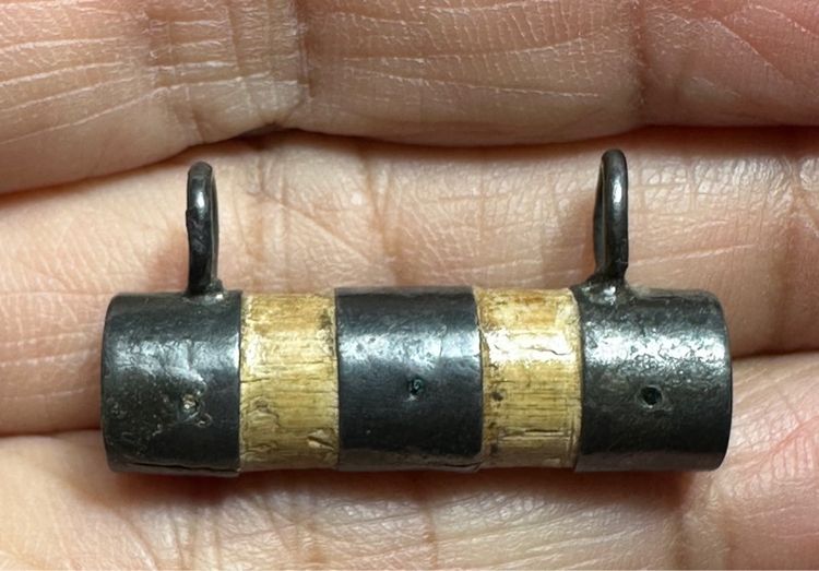 เครื่องรางของขลัง ตะกรุดไม้ไผ่ ล.ป.จันทร์ วัดนางหนู ลพบุรี เลี่ยมเงินโบราณ  รูปที่ 2