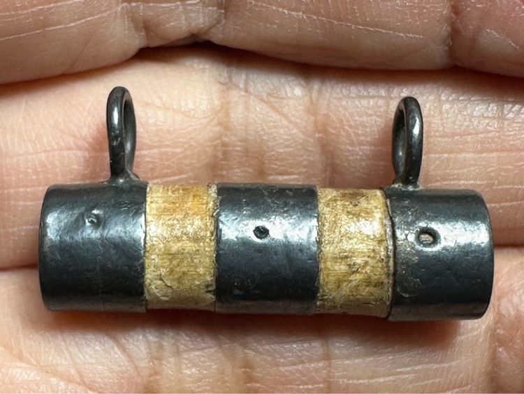 เครื่องรางของขลัง ตะกรุดไม้ไผ่ ล.ป.จันทร์ วัดนางหนู ลพบุรี เลี่ยมเงินโบราณ  รูปที่ 3