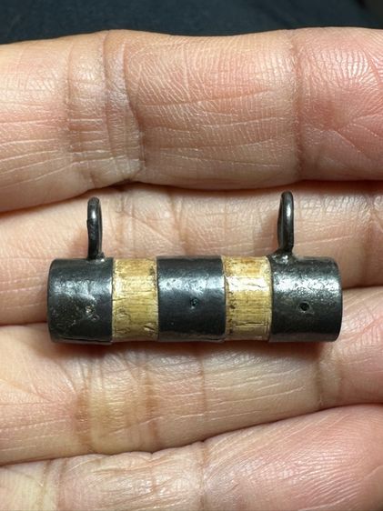 เครื่องรางของขลัง ตะกรุดไม้ไผ่ ล.ป.จันทร์ วัดนางหนู ลพบุรี เลี่ยมเงินโบราณ 