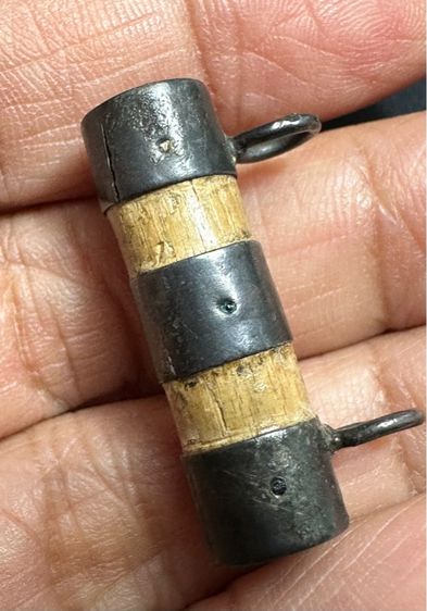 เครื่องรางของขลัง ตะกรุดไม้ไผ่ ล.ป.จันทร์ วัดนางหนู ลพบุรี เลี่ยมเงินโบราณ  รูปที่ 5